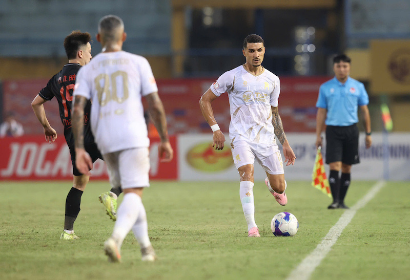 Tien ve Hoang Hen cua Ha Noi FC duoc dang ky la cau thu Viet Nam o tran nay. Anh: Minh Dan