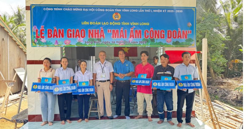 Workers happily received 59 Trade Union Shelters, stabilizing their families' housing. Photo: Hoang Loc