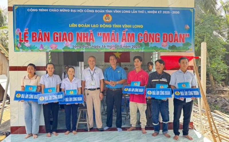 Workers happily received 59 Trade Union Shelters, stabilizing their families' housing. Photo: Hoang Loc