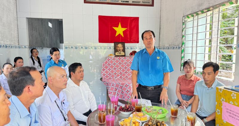 Can nha moi trao cho cong nhan giup gia dinh vuot qua kho khan ve cho o. Anh: Hoang Loc
