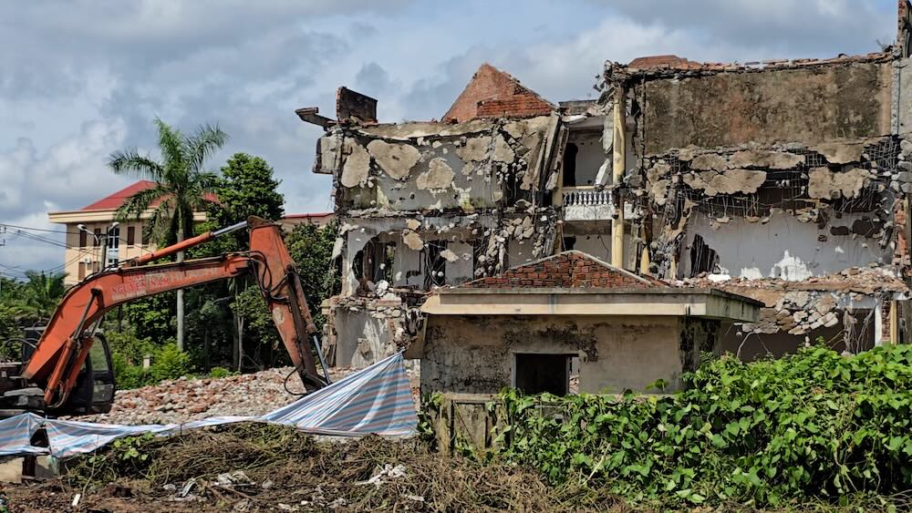 The court headquarters was built and used for 9 years, abandoned for 10 years and has been demolished for land auction. Photo: Hung Tho