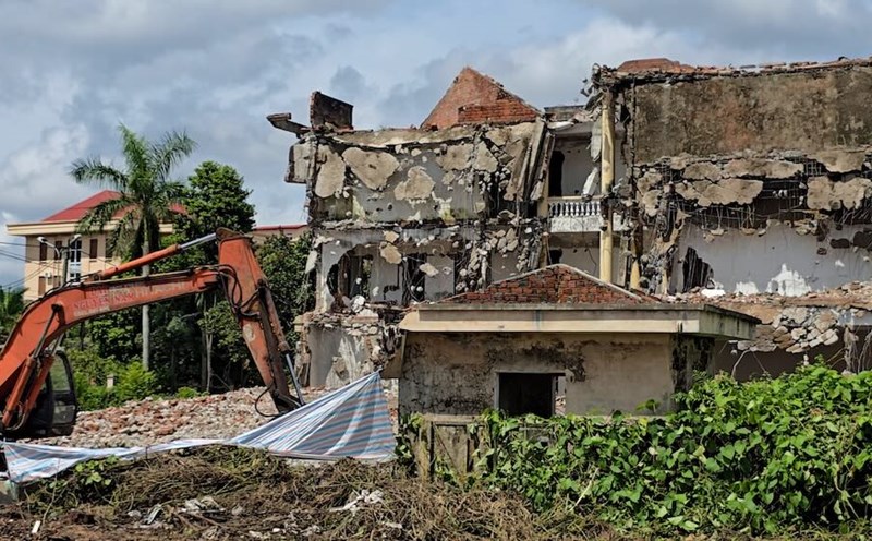 The court headquarters was built and used for 9 years, abandoned for 10 years and has been demolished for land auction. Photo: Hung Tho