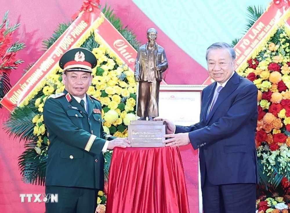 Tong Bi thu To Lam tang buc tuong Chu tich Ho Chi Minh cho Tong cuc II, Bo Quoc phong. Anh: TTXVN