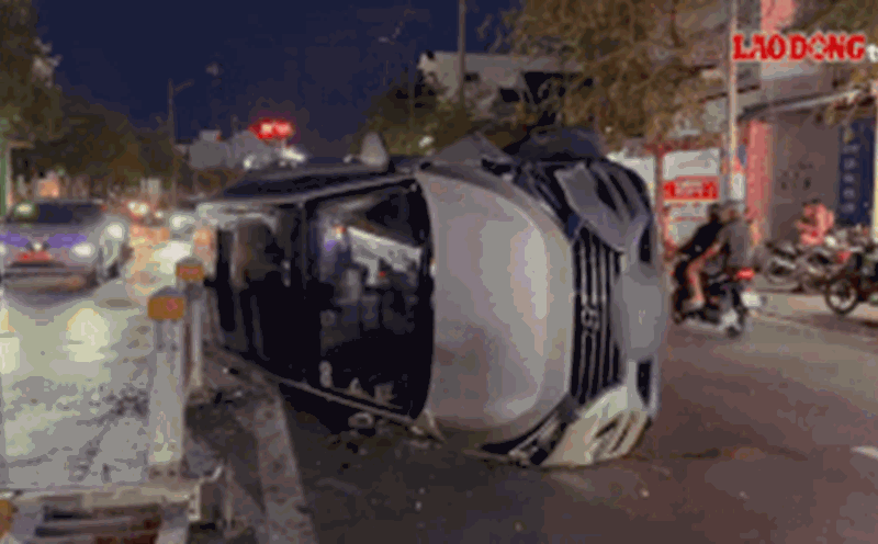 Scene of the car overturned after colliding with the median strip. Photo: Thanh An