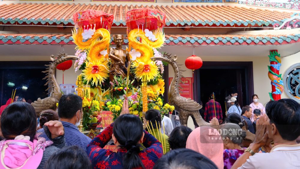 Le hoi truyen thong ky niem 157 nam Anh hung dan toc Nguyen Trung Truc hy sinh dien ra trong 3 ngay, tu 17 den 19.10 (nham ngay 26 den 28.8 am lich). Ngoai phan le truyen thong thi nguoi dan, du khach cung tham gia nhieu hoat dong cua phan hoi.