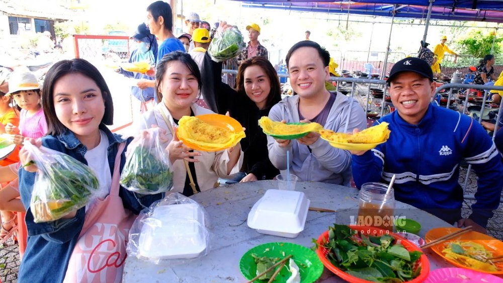 Ben canh nhieu mon chay thom ngon thi mon banh xeo duoc nhieu nguoi tim den xin loc. 