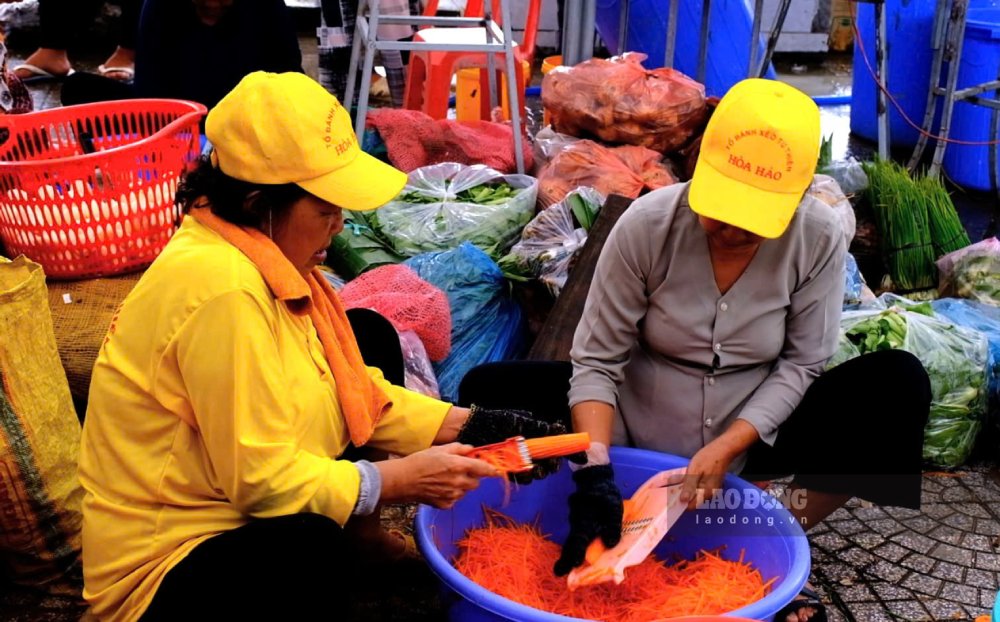 Khong quan ngai kho khan, vat va, xa xoi, cac thanh vien trai banh xeo den tu cac tinh tu hop ve phuong Rach Gia (An Giang) tinh nguyen phuc vu cho le hoi Nguyen Trung Truc. 
