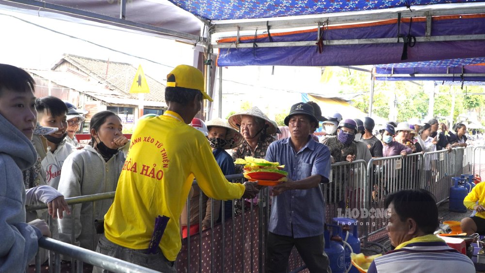 Chi Nguyen Thuy Hang – Pho ban dieu hanh to chuc va van dong nguon tai tro Trai banh xeo chia se: “Chung toi bo tri hang rao chan, mai che mat cho nguoi lam va nguoi den nhan banh. Thong bao qua loa cho moi nguoi biet khi den nhan banh thi xep hang trat tu nhan banh an tai ban hoac mang ve deu duoc. Chung toi cung dat yeu to an toan ve sinh thuc pham hang dau, minh co kiem tra nguyen lieu dau vao, dau ra, hang hoa nhap vo mua o dau phai co nguon goc, xuat xu ro rang. Lam sao dam bao cho moi nguoi an ngon va dam bao suc khoe”.