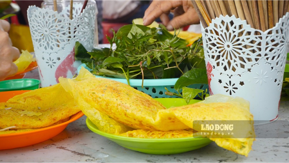 Anh Pham Minh Tan, nguoi dan tinh An Giang hao hung cho biet: “Do an rat ngon, toi rat thich banh xeo. Moi nguoi di le hoi dong vui, ai cung nhiet tinh moi an uong mien phi. Nguoi dan hay du khach cung deu duoc phuc vu tan tinh, chu dao”.