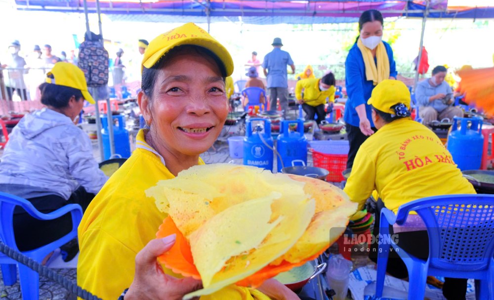 Chi Tran Thi Hong Thanh nguoi dan tinh An Giang chia se: “Moi nguoi den day khong chi thap huong, cung bai ong Nguyen ma con duoc tham gia nhieu phan hoi khac. Ve an uong thi tat ca mien phi, moi nguoi cung nhau an uong rat vui du cho la xa la. Toi cam giac nhu con chau trong nha quay quan lai sum hop trong dam gio, moi nguoi cung nhau lam, cung nhau an, cung huong loc cua Ong Nguyen”.