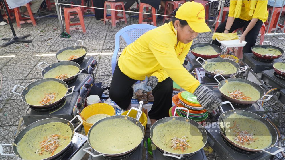 Ba Le Thi Nen (ngu tinh Dong Thap) - vua luon tay banh xeo tai le hoi chia se: “Trong 3 ngay chinh le nay chung toi se lam hon 50.000 cai banh xeo cho nguoi dan thuong thuc mien phi. Mon an nay khong chi thom ngon ma con dam net van hoa Nam bo. Chung toi bo tri 200 chao do lien tuc vi so luong nguoi den an rat dong, lam khong ngung tay”