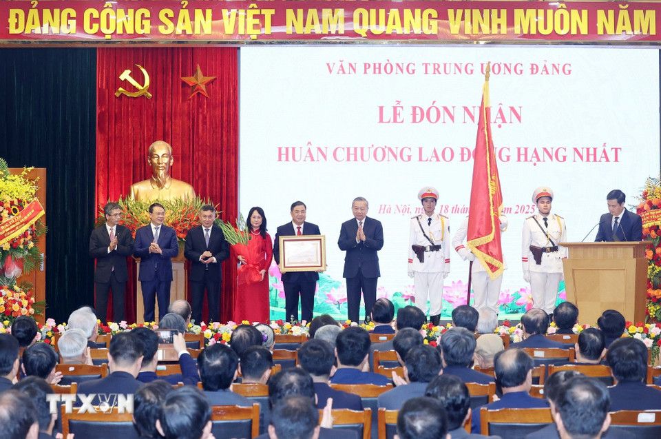 General Secretary To Lam presented the First Class Labor Medal to the Central Party Office. Photo: VNA