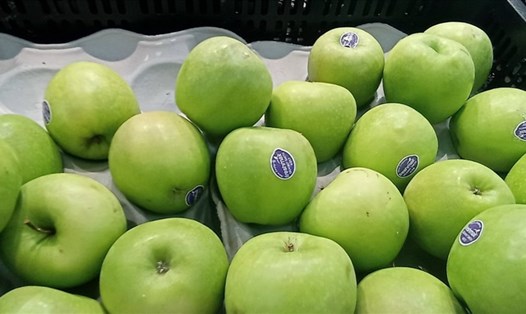 Nước ép táo xanh với cần Tây hỗ trợ đào thải axit uric tự nhiên. Ảnh: Thanh Ngọc.