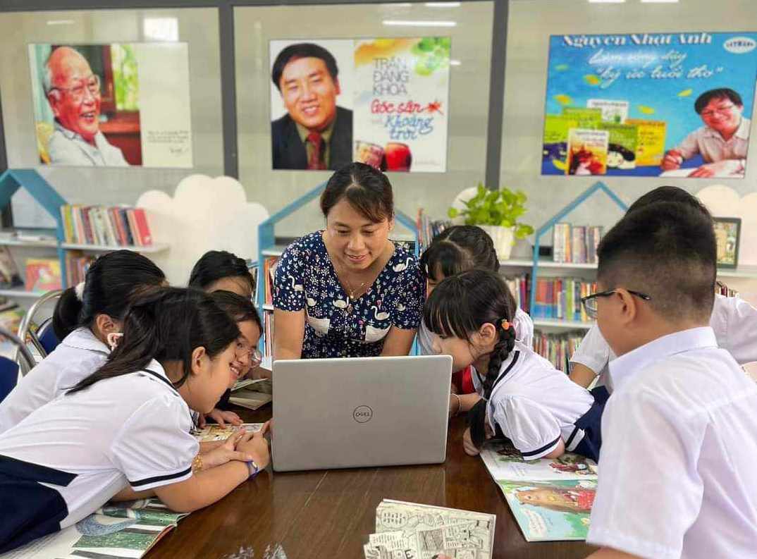 Nhan vien thu vien ngoai luong, co the duoc huong nhieu chinh sach uu dai nghe nghiep nhu che do phu cap doc hai nguy hiem, che do boi duong bang hien vat,...Anh: Bich Ha