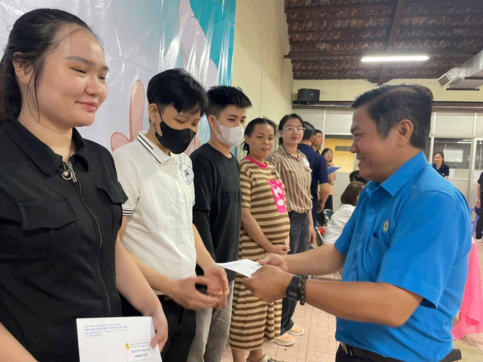 Ban to chuc trao giai cho cac doi thi o Di An. Anh: Dinh Trong