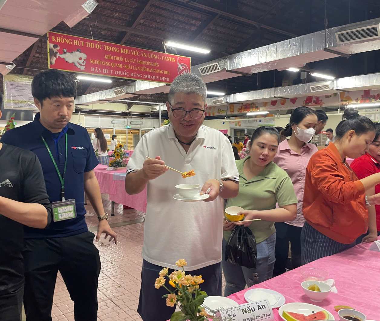 Mr. NoGi Hiro Shi - General Director of Yazaki EDS Vietnam Co., Ltd. attended the cooking and flower arrangement contest organized by the Trade Union. Photo: Dinh Trong