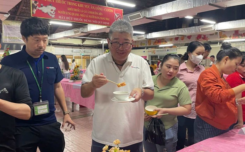 Mr. NoGi Hiro Shi - General Director of Yazaki EDS Vietnam Co., Ltd. attended the cooking and flower arrangement contest organized by the Trade Union. Photo: Dinh Trong