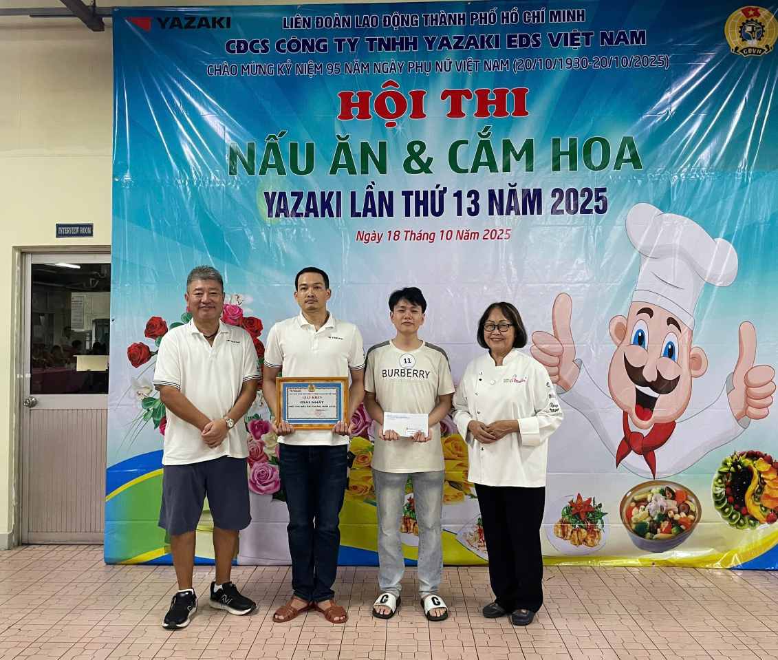 Ong NoGi HiroShi cung ban giam khao trao giai cho cac doi dat giai nhat hoi thi nau an. Anh: Dinh Trong