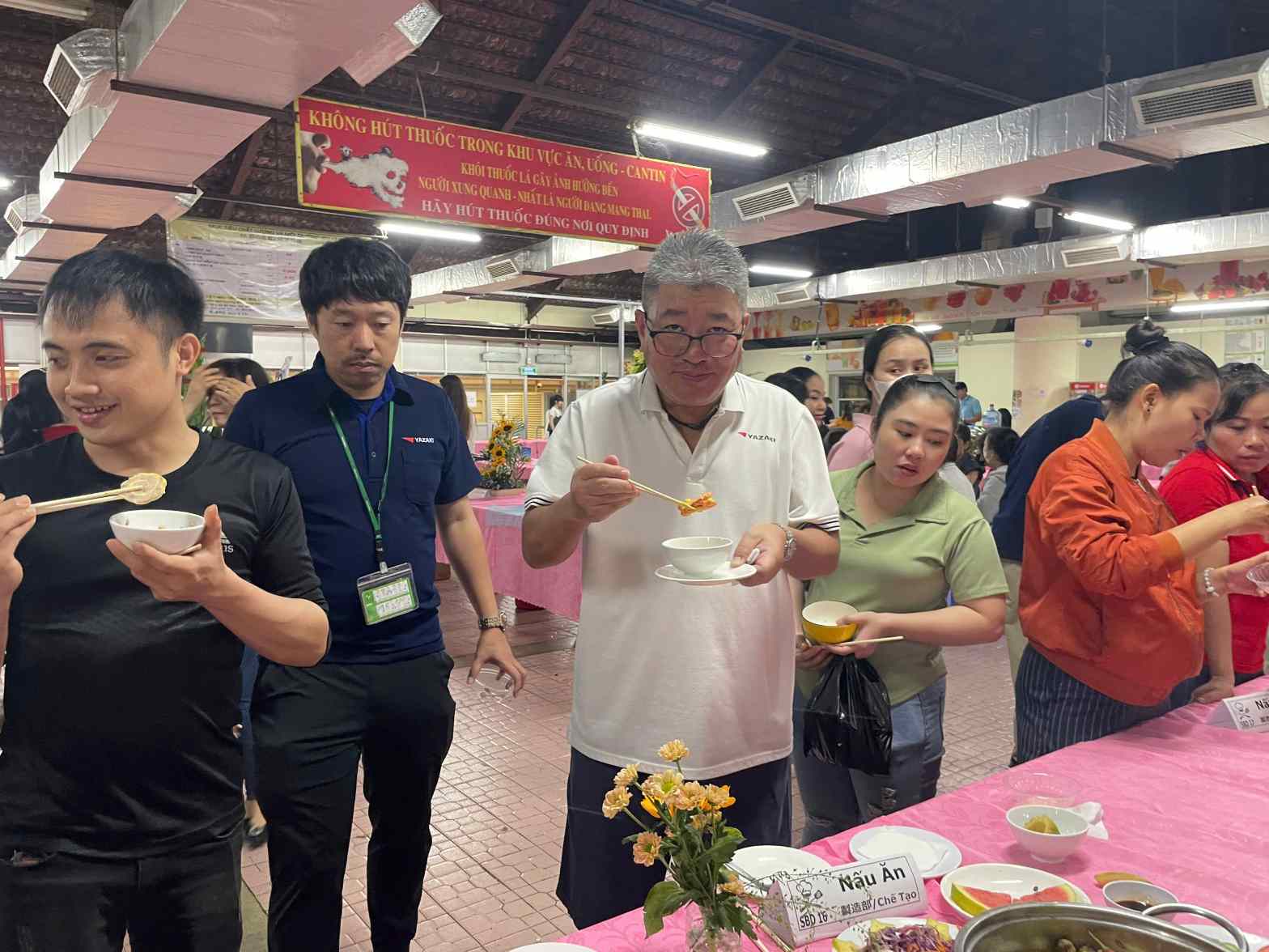 Ong NoGi HiroShi – Tong Giam doc Cong ty TNHH Yazaki EDS Viet Nam thuong thuc mon an do nguoi lao dong nau. Anh: Dinh Trong