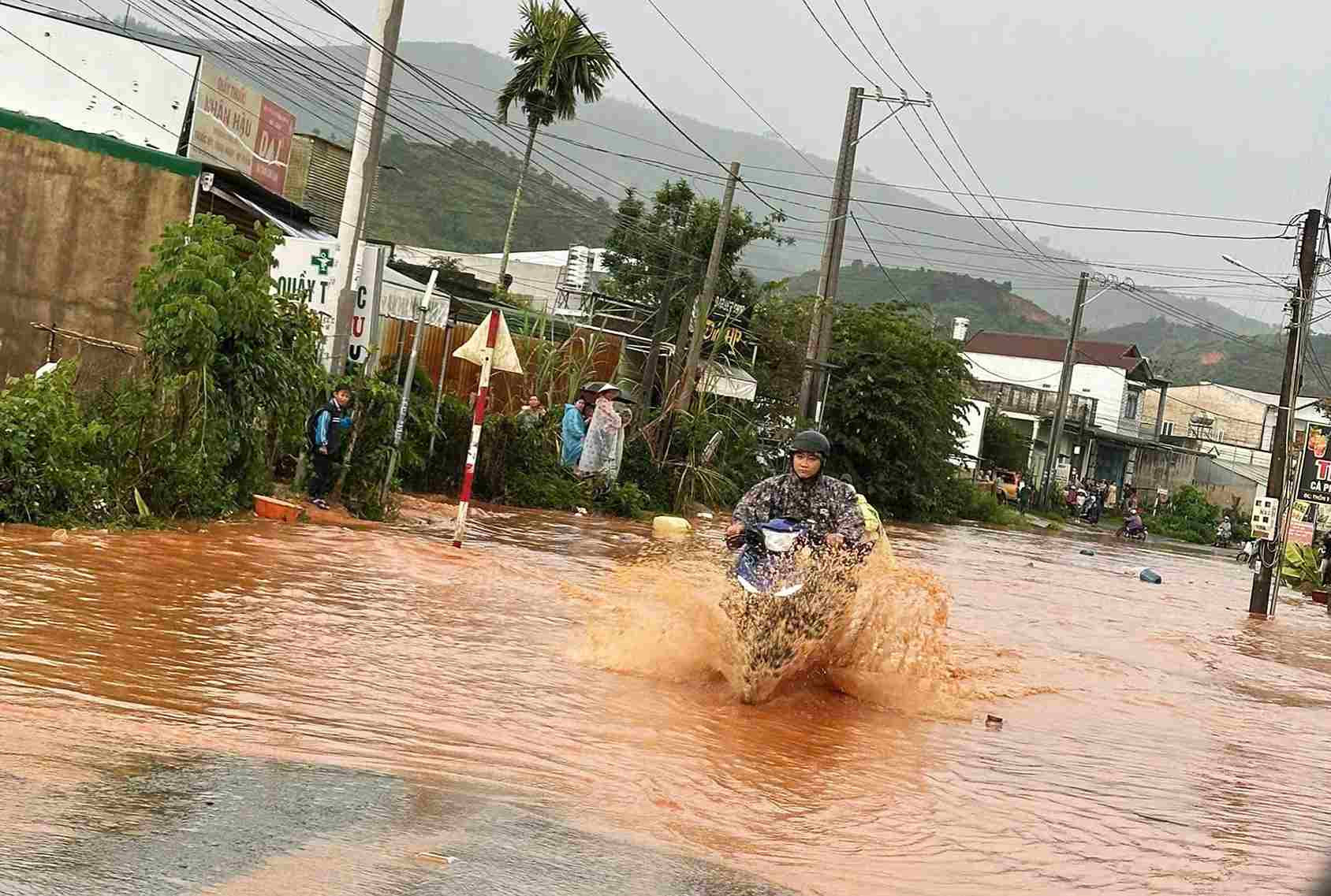 Quoc lo 55 bi ngap sau sau mua lon vao chieu 18.10. Anh: Phuc Khanh
