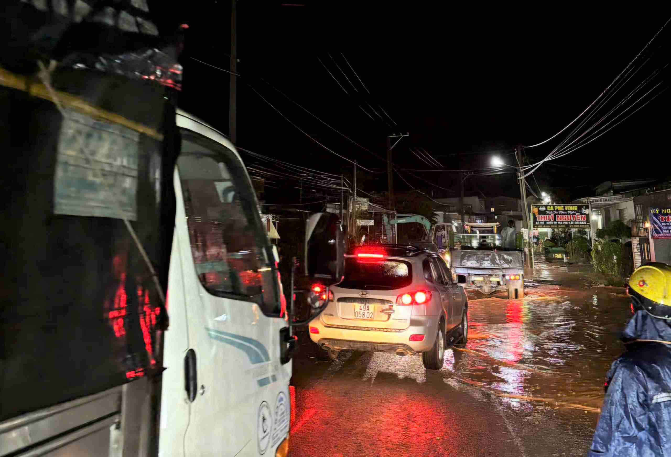 Duong bi ngap sau, khien giao thong qua khu vuc nay bi ach tac keo dai. Anh: Phuc Khanh