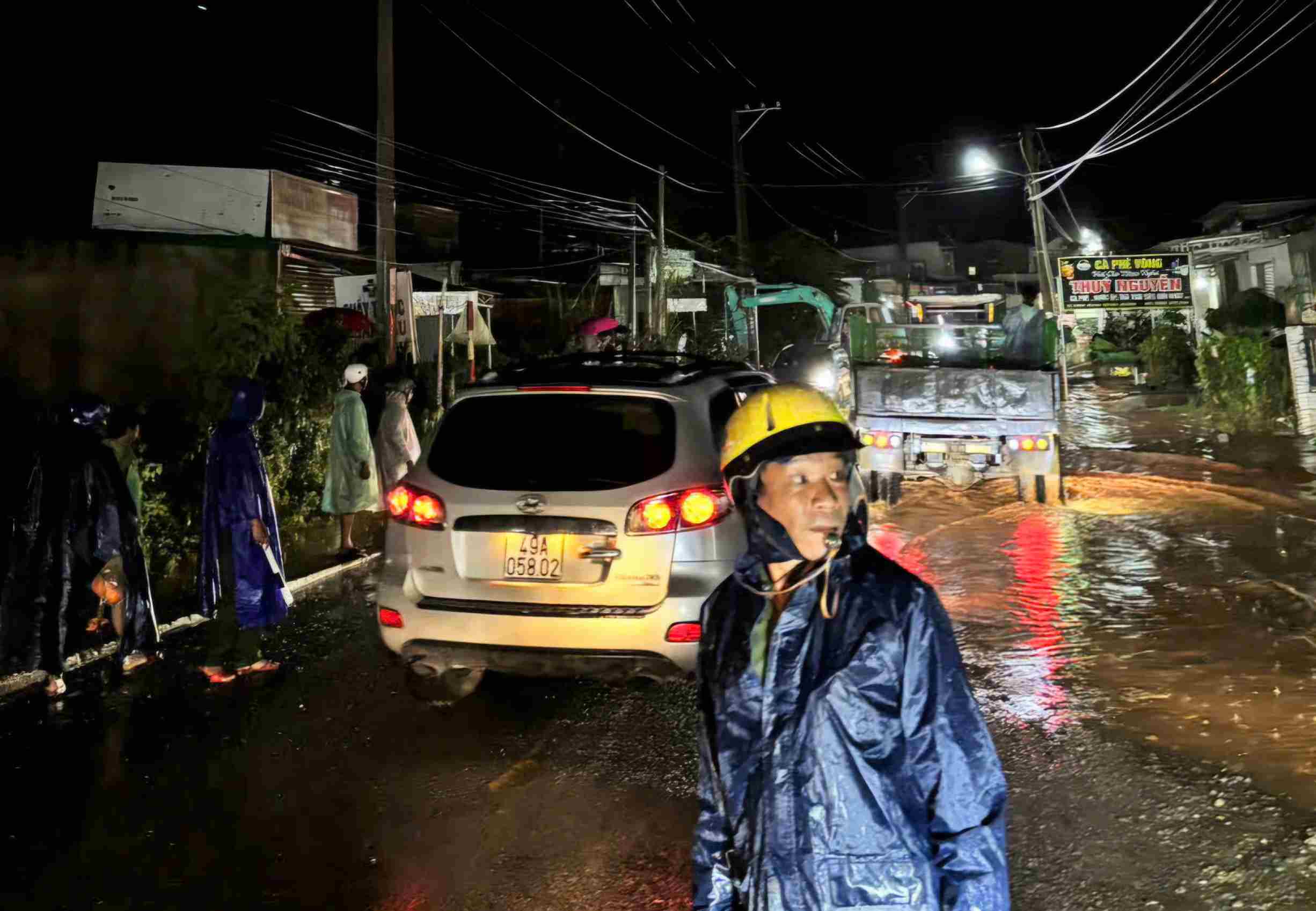 Luc luong chuc nang tham gia dieu tiet, phan luong dam bao an toan giao thong. Anh: Phuc Khanh