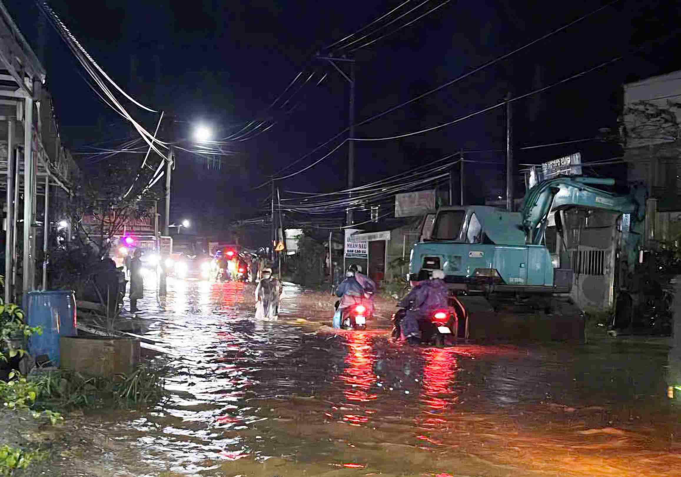 Heavy rain caused National Highway 55 through Lam Dong to be deeply submerged in water. Photo: Phuc Khanh