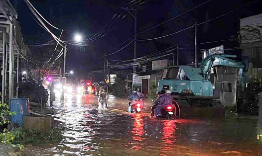 Mưa lớn khiến Quốc lộ 55 qua Lâm Đồng bị ngập sâu trong nước. Ảnh: Phúc Khánh