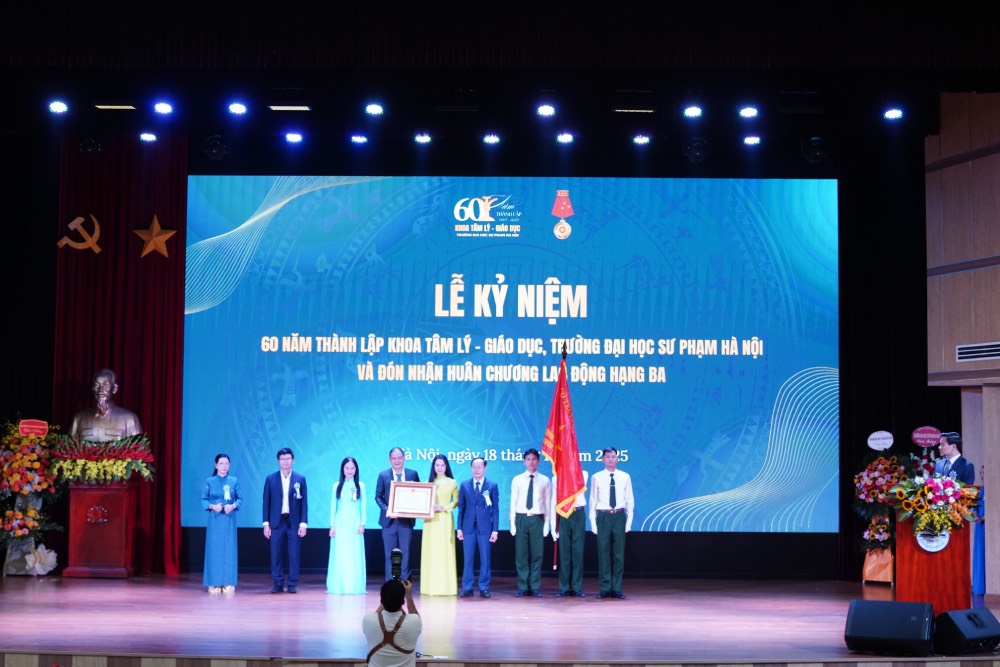 Le ky niem 60 nam thanh lap va don nhan Huan chuong Lao dong hang Ba. Anh Thuy Chi