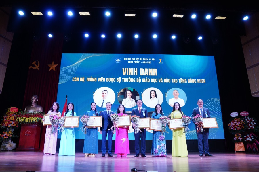 Honoring generations of cadres, lecturers, students and pupils of the Faculty of Psychology - Education. Photo: Thuy Chi