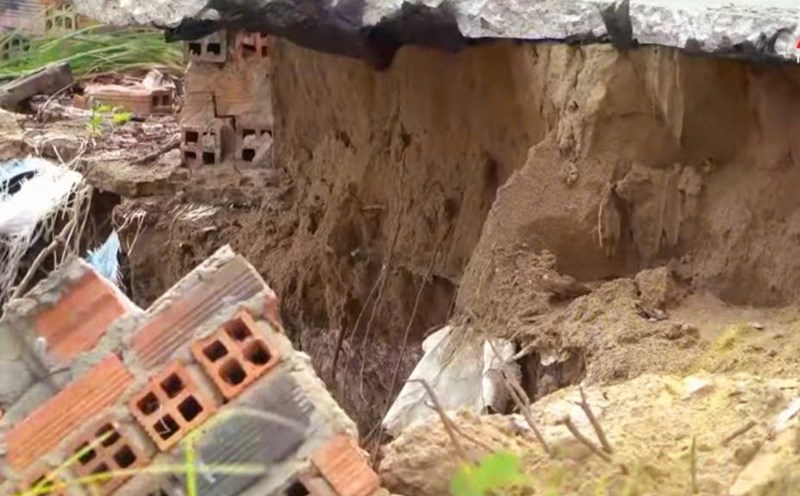 Close-up of the landslide on the banks of the Han Canal River in Can Giuoc Commune, Tay Ninh Province. Photo: Duy Minh
