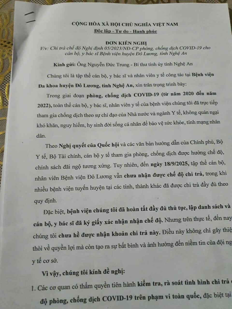 Tap the can bo, y bac si, nhan vien y te Benh vien da khoa Do Luong kien nghi giai quyet che do ho tro tham gia phong chong dich COVID-19. Anh: Ngoc Anh