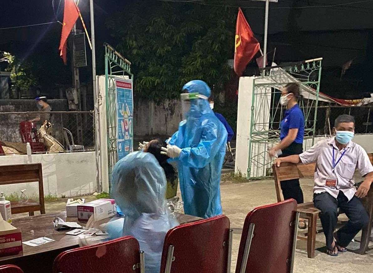 Medical staff of Do Luong General Hospital (Nghe An) screen for the COVID-19 epidemic. Photo: Ngoc Anh