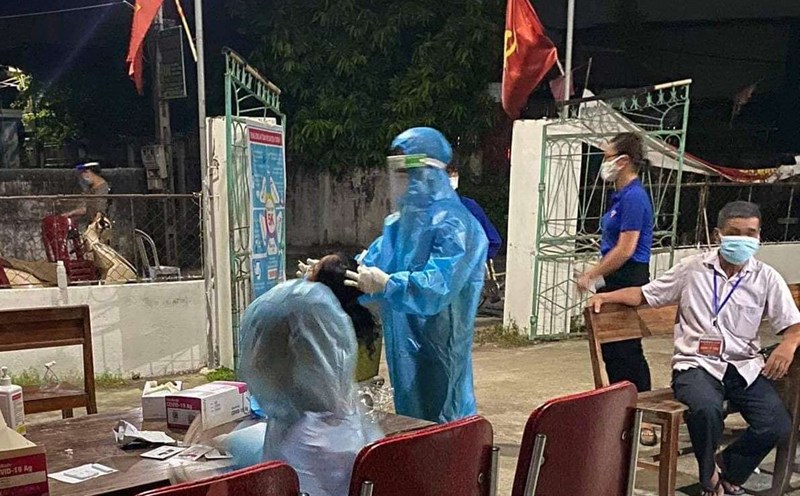 Medical staff of Do Luong General Hospital (Nghe An) screen for the COVID-19 epidemic. Photo: Ngoc Anh