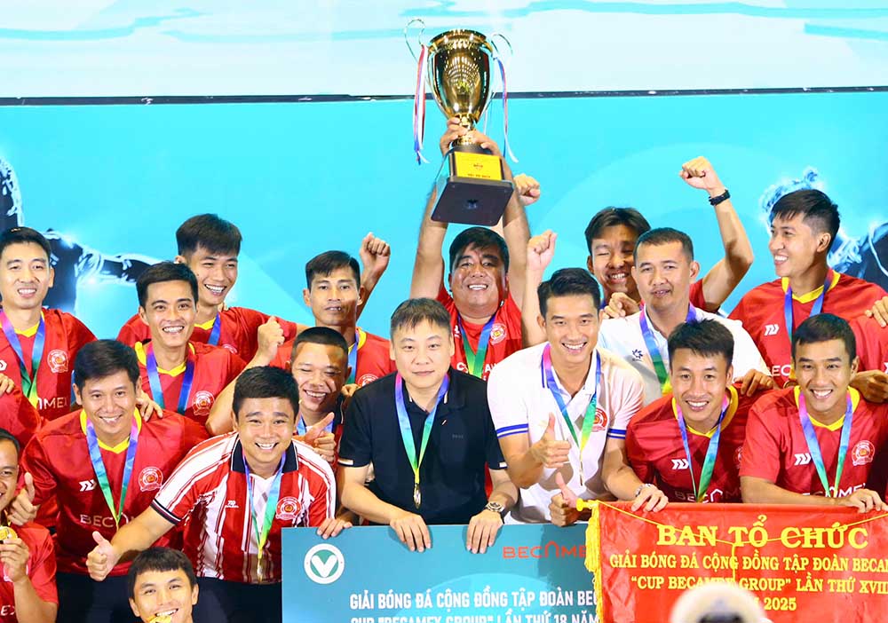 Ho Chi Minh City Police players celebrate after winning the Becamex Group Community Football Championship - Becamex Group Cup 2025. Photo: Thanh Vu