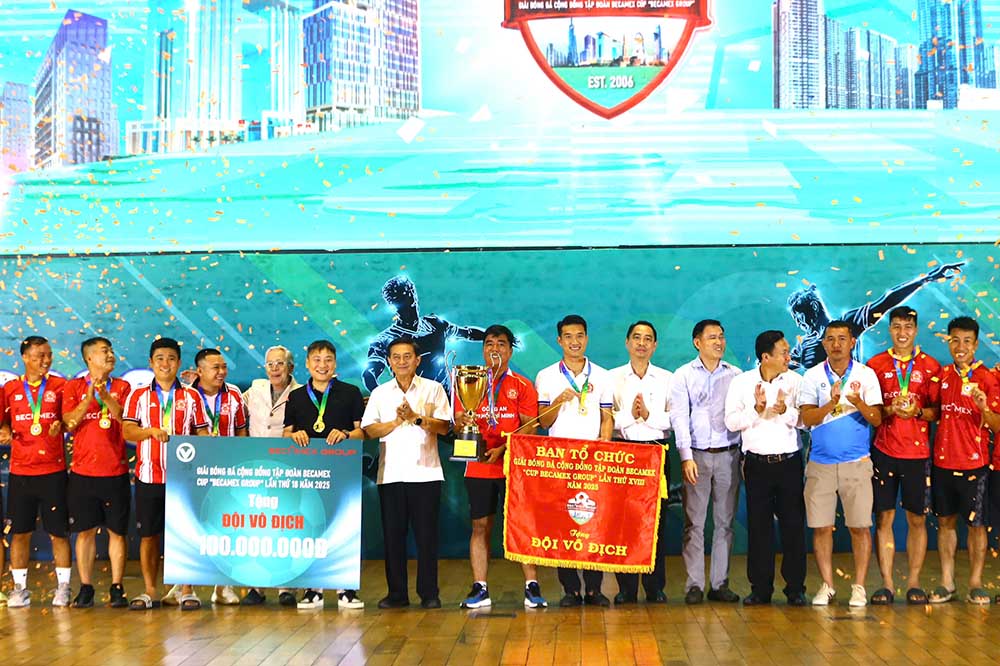 Doi Cong an TPHCM nhan giai tu ban to chuc. Anh: Thanh Vu