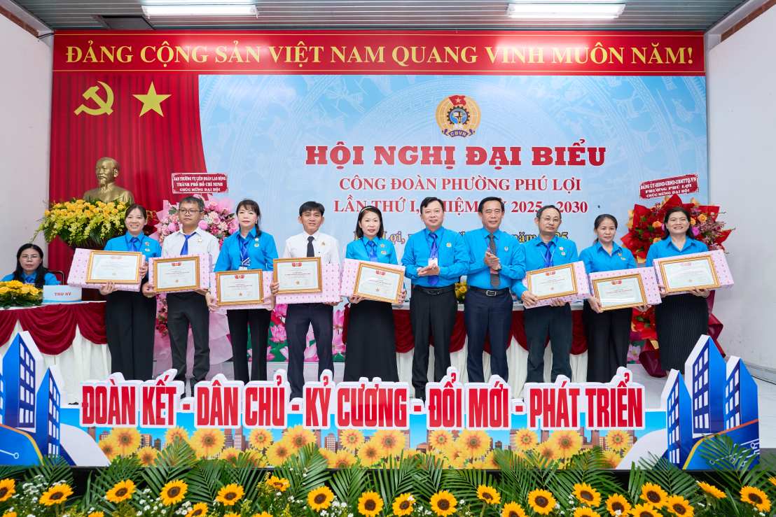 Cong doan TPHCM tang ky niem chuong vi su nghiep cong doan cho can can bo cong doan. Anh: Cong doan cung cap