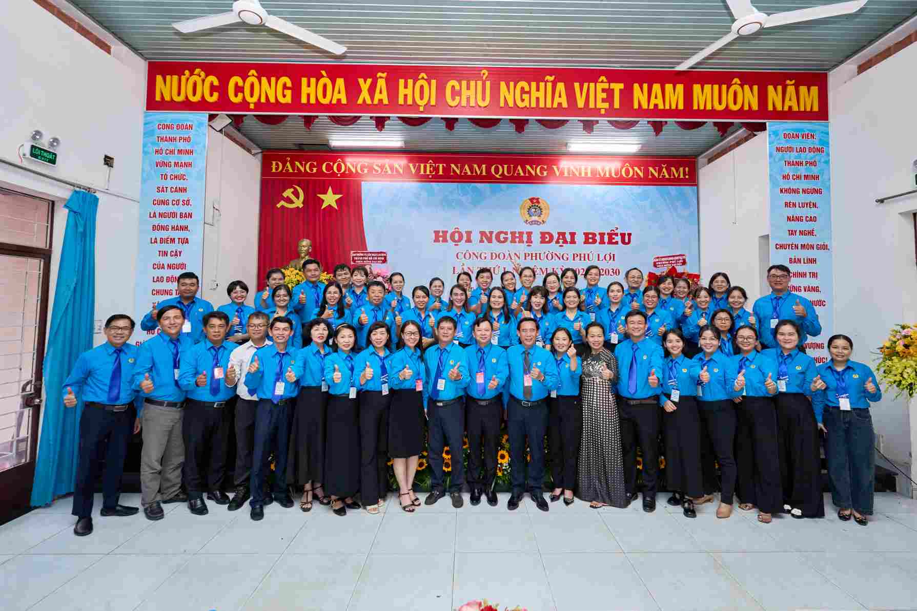 Dai bieu chup hinh luu niem sau hoi nghi. Anh: Cong doan cung cap