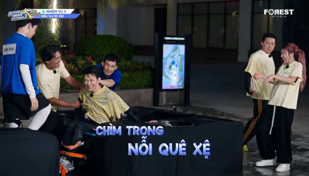 Ngay sau do, Quang Trung khien Anh Tu tam phuc khau phuc. Quang Trung cho biet anh thuong tap luyen the thao, giup doi chan ran chac. Anh: Cat tu video