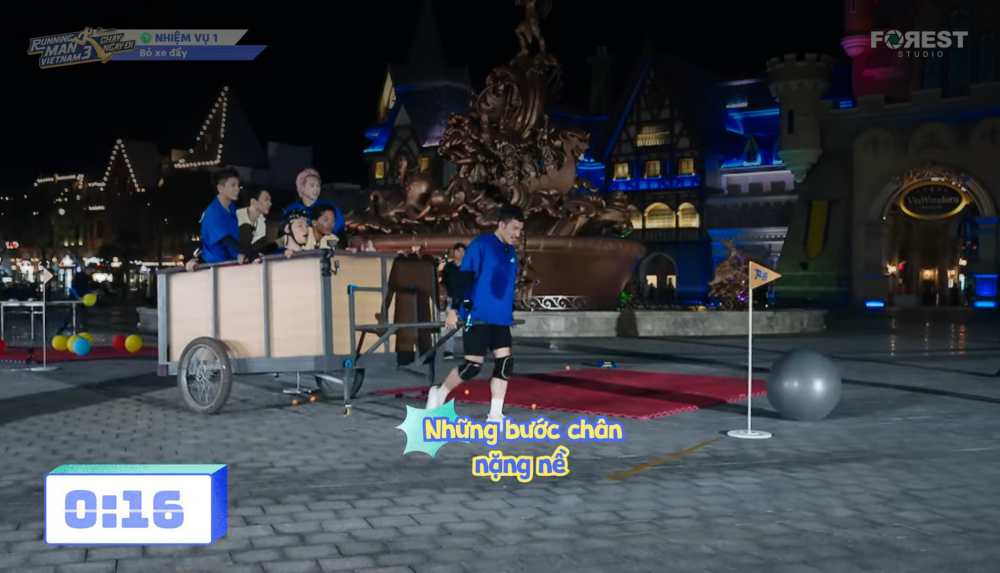 Cac thanh vien Running Man tham gia tro choi ket hop the luc, su kheo leo va tri tue. Anh: Cat tu video