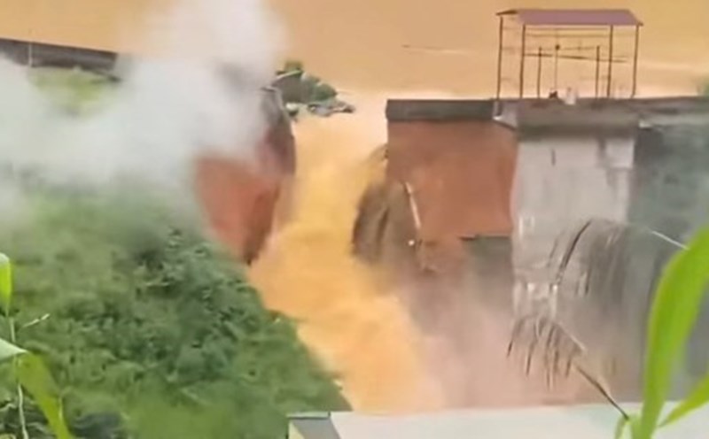In addition to the riverbank landslide, on October 7, the Bac Khe 1 hydropower dam broke down on the Bac Khe 1 river. Photo: Provided by the people.