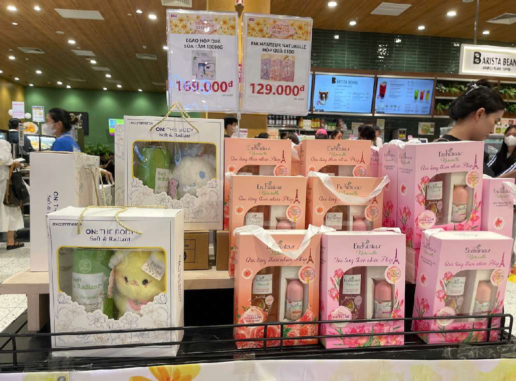 Gia nhung set qua giao dong tu 130.000 dong den 200.000 dong phu hop voi nhieu tep nguoi mua. Anh: Ngan Ha