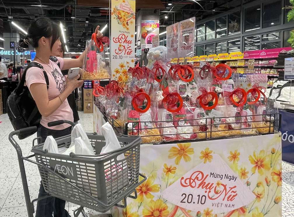 Trong dip 20.10, tep nguoi mua chu yeu la nguoi tre nhu sinh vien mua qua tang cho nguoi than, giao vien. Anh: Ngan Ha
