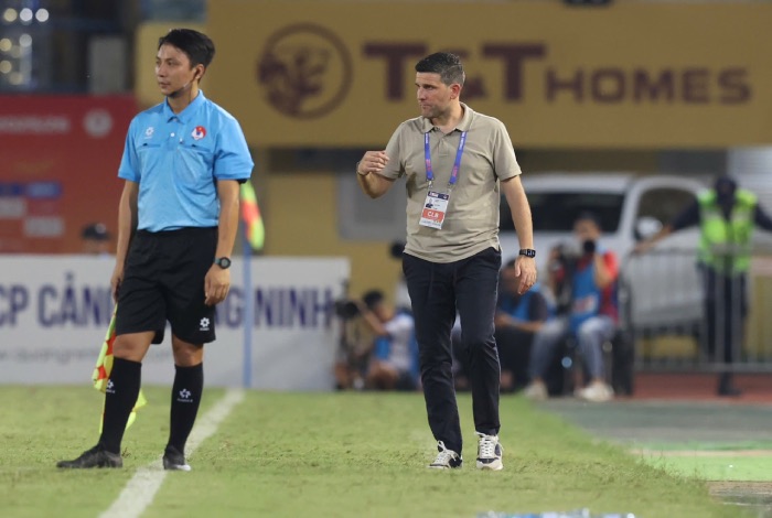 Huan luyen vien Gerard cua Ninh Binh FC. Anh: Minh Dan