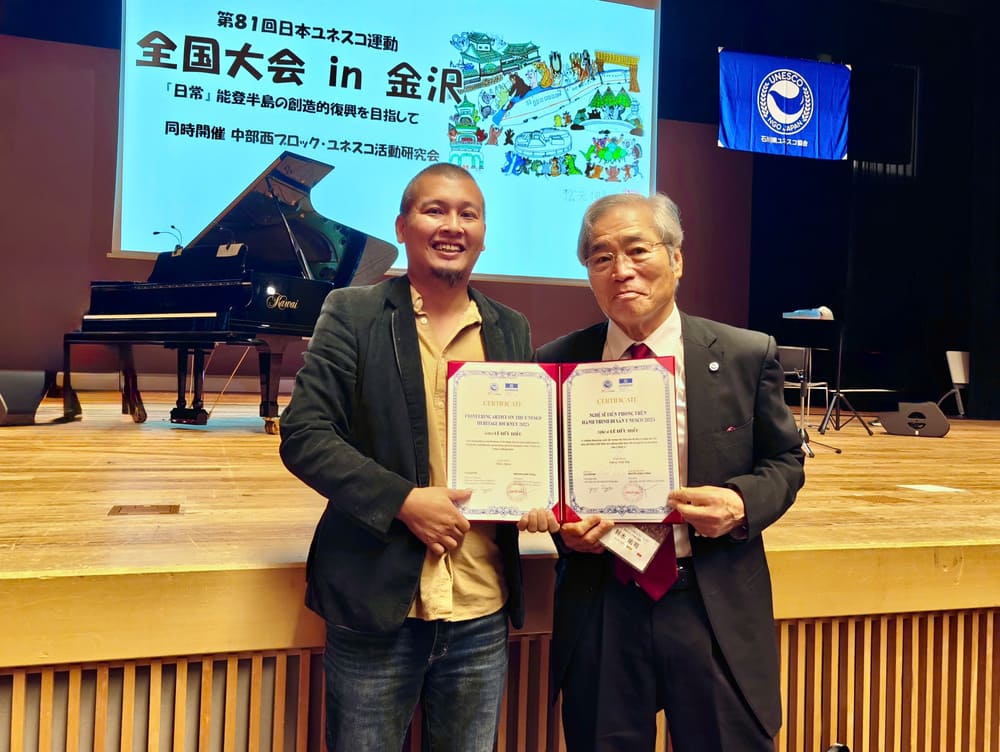 Le Huu Hieu (left) received the title of " Pioneer Artist on the UNESCO Heritage Journey 2025" from Professor Yuji Suzuki - General Director of the Japan Union of UNESCO Associations. Photo: Character provided
