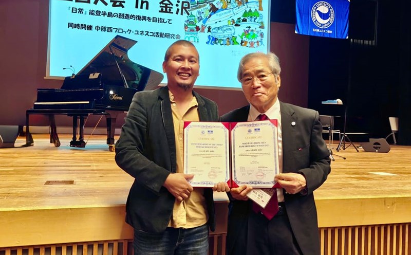 Le Huu Hieu (left) received the title of " Pioneer Artist on the UNESCO Heritage Journey 2025" from Professor Yuji Suzuki - General Director of the Japan Union of UNESCO Associations. Photo: Character provided