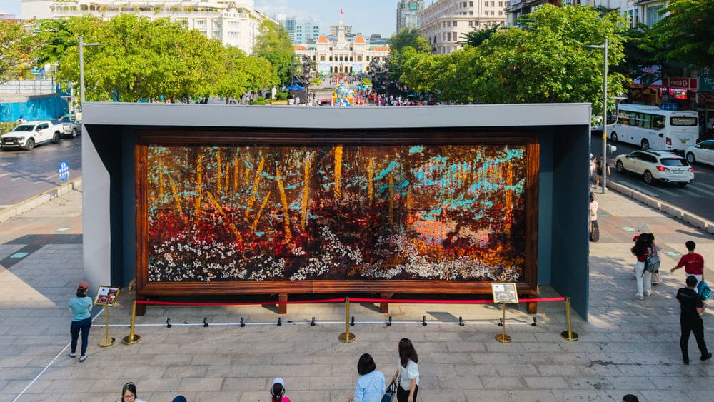 Trien lam – sap dat “Tu chien thang Bach Dang den dai thang 30.4.1975” cua nghe si Le Huu Hieu. Anh: Nhan vat cung cap