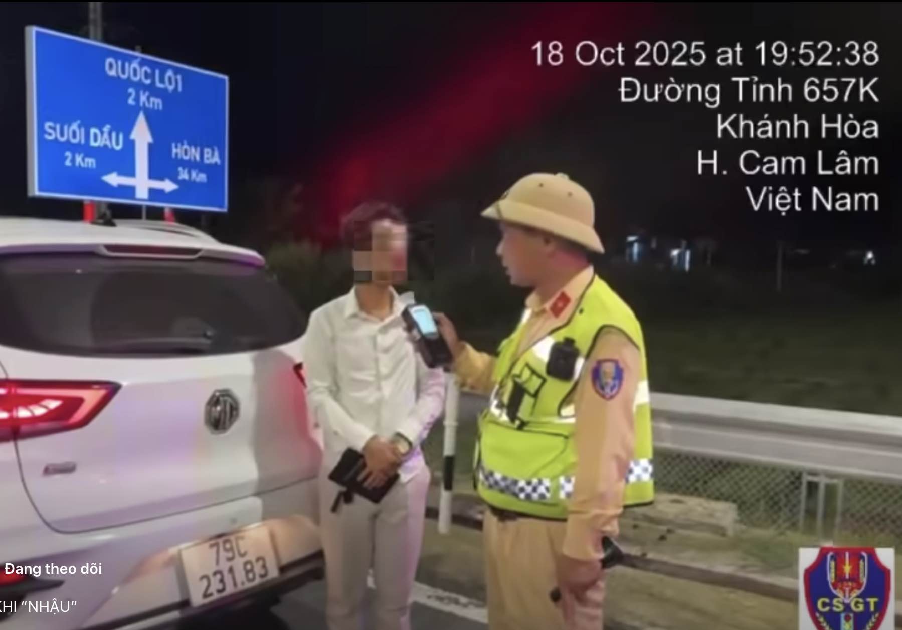 交通警察はニャチャン～カムラム高速道路を走行中にアルコール濃度が高かった運転手に罰金を科した。出典: 交通警察署