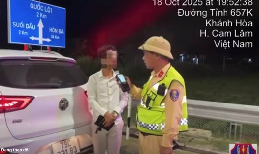 CSGT đã xử phạt tài xế có nồng độ cồn khi lái xe trên cao tốc Nha Trang - Cam Lâm. Nguồn: Cục CSGT