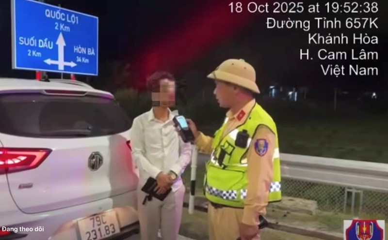 La policia de trafico ha multado a un conductor con alcoholemia al conducir por la autopista Nha Trang - Cam Lam. Fuente: Departamento de Policia de Trafico